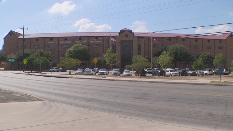 Fox falls through ceiling during LEE High School lunch period, NEISD officials say — KENS 5 (San Antonio), Arlington Schools news