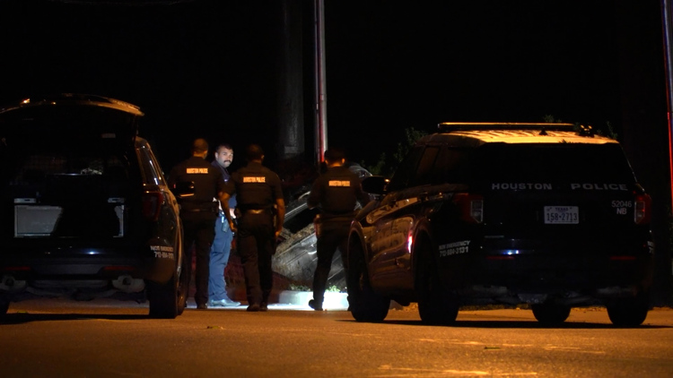 36-year-old DJ killed after being ejected from car in rollover crash, Houston police say — KHOU 11 (Houston), Arlington Community news